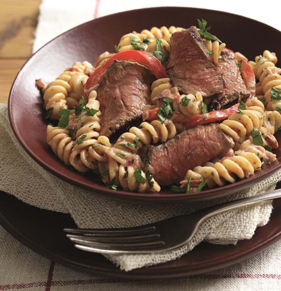Red Pesto Steak with Pasta and Peppers